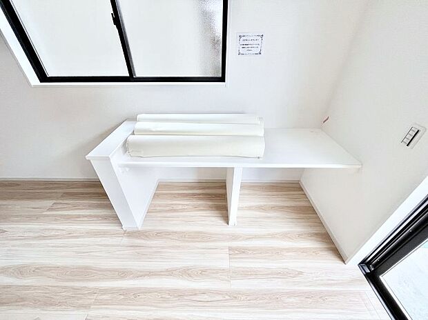 リビングカウンター。リモートワークやお子様の勉強机など、作業スペースにおすすめです。