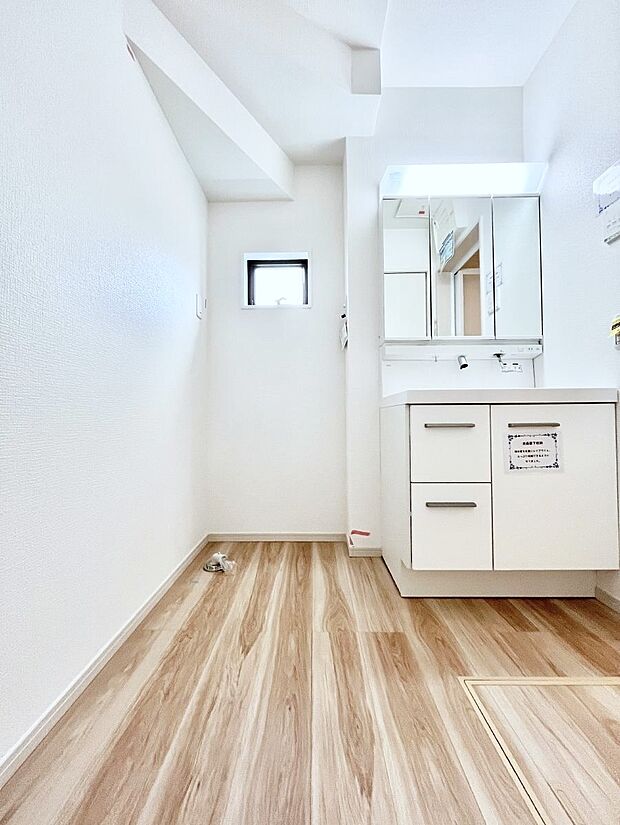 〜Dressing Room〜  清潔感溢れる色合いで統一されていると、スッキリと整った印象をうけます。  鏡の裏にはたっぷりと収納スペースを標準装備！  水廻りは、シンプルかつ機能性を重視して。