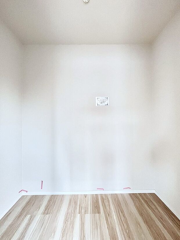 〜Walk-in Closet〜　必要なものやコーディネートを一覧して確認でき、身支度や準備が短時間で済むウォークインクローゼットを設置しました。家の中をすっきりとさせる便利な収納スペースです。