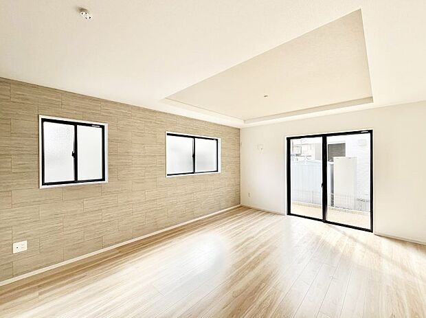 大きな窓からたっぷりの陽光と風を感じられるリビング