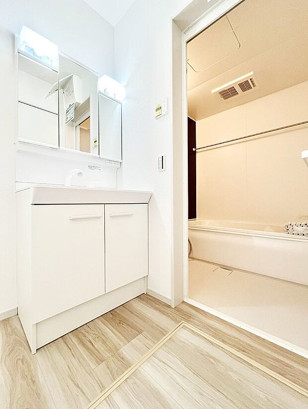 清潔感ある洗面化粧室で朝の身支度も快適