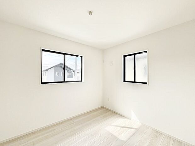 窓からのやさしい光が心地よいプライベートルーム