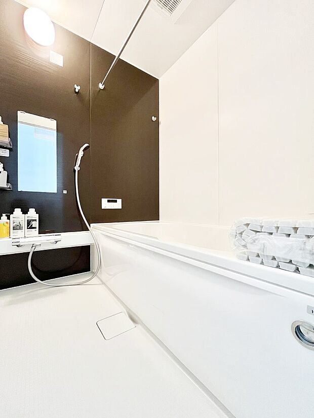 一日の疲れを癒してくれる明るい清潔感のあるバスルーム