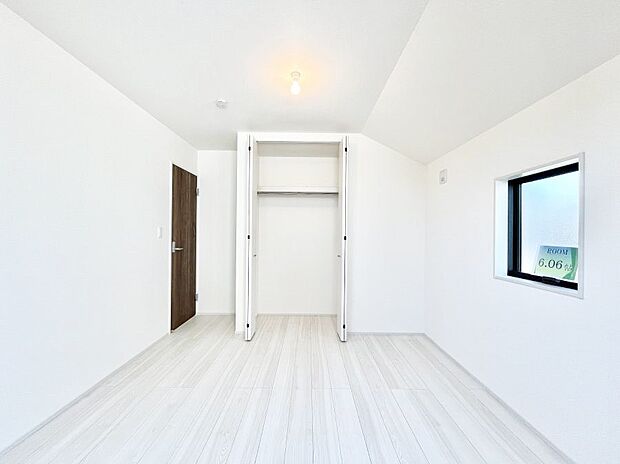 〜Bed Room〜  全居室には収納クローゼットを完備！普段使いのお洋服や小物はもちろん、季節物のお洋服などもしっかりと整理整頓おしまい頂けます。  居室空間を広く使用できますね。