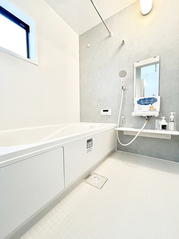 〜Bath Room〜　落ち着いた雰囲気の浴室で明日に向けてリフレッシュ。浴室乾燥機能も付いているので隣の洗濯機置き場で洗い上がった洗濯物を、雨の日も天気を気にせず乾燥させることも可能です。