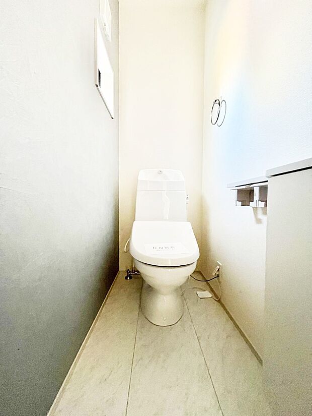 〜Toilet〜　綺麗・スッキリ・快適なウォシュレット付トイレでくつろげる空間です。トイレは毎日使わざるを得ないもの。いつも清潔を保ちたいですね。トイレが2ヶ所あるので朝の混雑時に便利です！