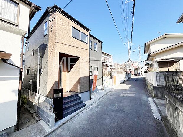 〜Exterior〜　前面道路は閑静な住宅地をはしる車通りの少ない道路。駐車の出し入れもらくらくです！ご不明点・現地見学のご希望は、お気軽にお問い合わせください！