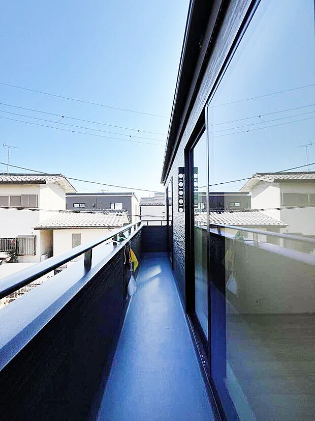 〜Balcony〜  バルコニーは温かい陽がさしこみ、お布団や洗濯物を気持ちよく干すことができます。  使いやすく開放的なバルコニーです♪陽ざしがたっぷり降り注ぐ、バルコニー付き住まい。  