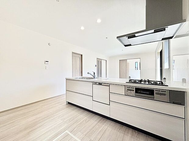 ~Kitchen~ リビングが見渡せるカウンターキッチン。 料理をしながら家族とコミュニケーションをとれるだけでなく、大きな開放感も得ることができます。 お子様の成長も感じることができますね!