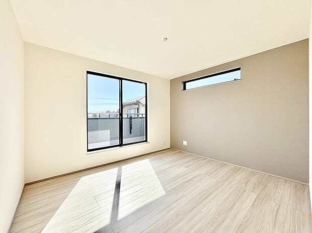 ~Bed Room~ 「今日も一日お疲れ様」とご夫婦でゆったりくつろげる寝室。毎日の家事やお仕事に疲れた日はフカフカのベットで癒されてください。本棚をおいても快適な広さが自慢♪