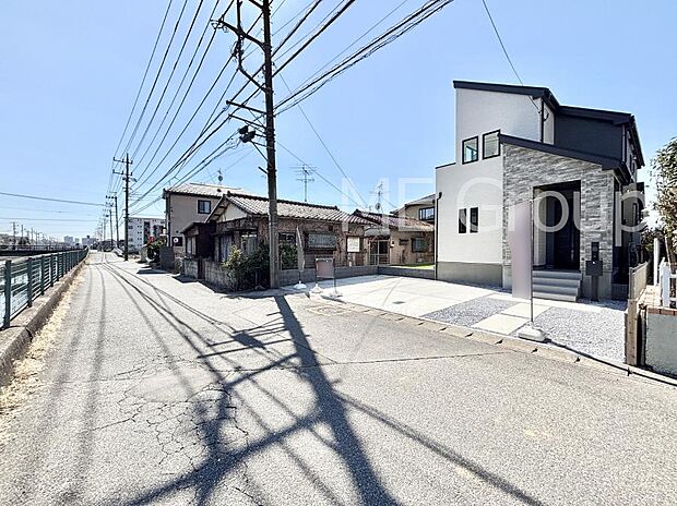 ~Exterior~ 前面道路:東 6m 公道 前面道路は閑静な住宅地をはしる車通りの少ない道路。駐車の出し入れもらくらくです!ご不明点・現地見学のご希望は、お気軽にお問い合わせください!