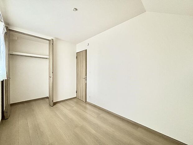 ~Bed Room~ 部屋数が多いのが戸建てのメリットです。ご家族が増えたことで手狭に感じていた住まいも戸建てでは各居室プライバシーを保つことができます。住まいにゆとりが生まれ心もリラックスできます♪
