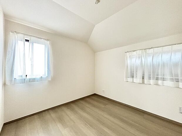 ~Bed Room~ 子供部屋はお子様にとって大変重な役割があります。子供一人で過ごす空間を与えることで、宿題や勉強時間も自然と増えまた自ら部屋の片付けや掃除なども促すことに繋がります。