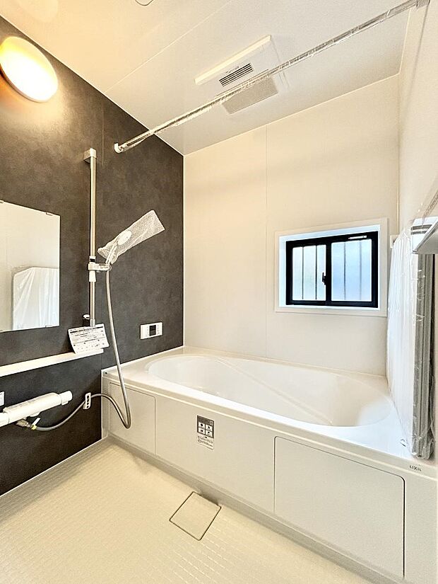 ～Bath Room～　落ち着いた雰囲気の浴室で明日に向けてリフレッシュ。浴室乾燥機能も付いているので隣の洗濯機置き場で洗い上がった洗濯物を、雨の日も天気を気にせず乾燥させることも可能です。
