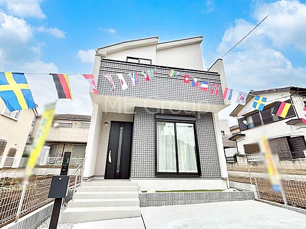 ~Exterior~ 堂々たる趣ながら、主張し過ぎずどこか余裕を感じさせるシャープなフォルムで佇む邸宅は、晴天の空と照らし合わせる事で、本来あるべき完成形の姿を見せてくれます。