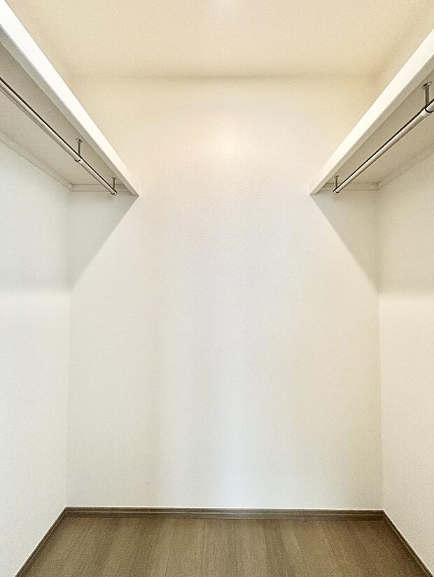 ~Walk-in Closet~ 必要なものやコーディネートを一覧して確認でき、身支度や準備が短時間で済むウォークインクローゼットを設置しました。家の中をすっきりとさせる便利な収納スペースです。