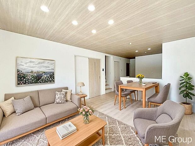 ◆B号棟◆〜Living〜　家族の会話や笑顔が行き交うリビングです。大きなソファやダイニングテーブルでゆったり食事をしたりくつろぎたい♪そんな夢が叶えられる空間です！※家具はCGです