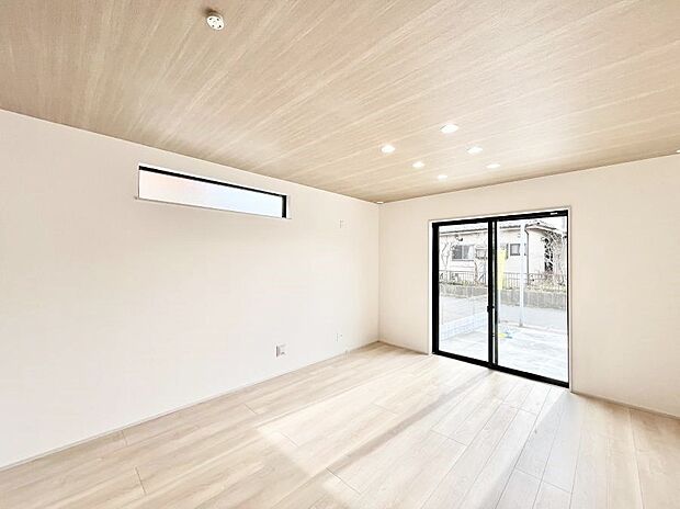 ◆B号棟◆〜Living〜　飽きの来ないシンプルでおしゃれなLDK。大きな窓から日差しが差し込むので室内も明るく、家族の憩いの場としてピッタリです。開放感と日当たりの良さを是非ご覧ください！