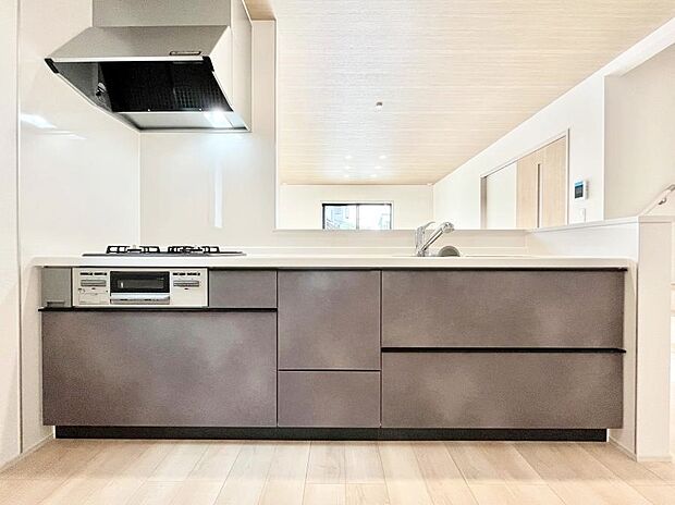 ◆B号棟◆〜Kitchen〜　広くて使いやすいキッチンなら家族でいっしょに料理をつくったり、後片付けも手間なくできちゃいます♪収納もたっぷりあるので、いつもすっきりと清潔な印象を保てます。