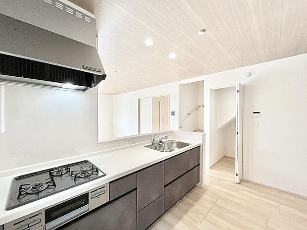 ◆B号棟◆〜Kitchen〜　「さぁ今日は何を作ろう」こんなキッチンなら思いっきり料理ができちゃいます。キッチンからはリビングが一望できます。家族がつながるお家がここにございます。