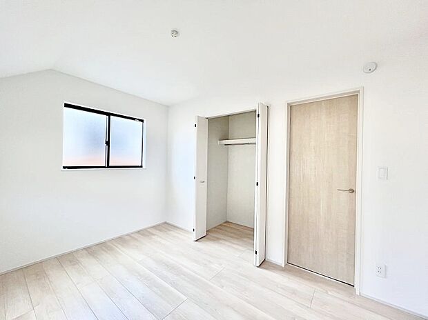◆B号棟◆〜Bed Room〜  全居室には収納クローゼットを完備！普段使いのお洋服や小物はもちろん、季節物のお洋服などもしっかりと整理整頓おしまい頂けます。  居室空間を広く使用できますね。