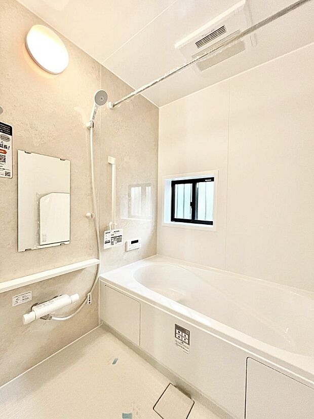 ◆B号棟◆〜Bath Room〜　窓付きのバスルームは、採光もあり明るく気持ちの良い空間です。窓があることで、換気環境も良好。ゆったり寛げるバスルームで、毎日のバスタイムが楽しみになりそうです。