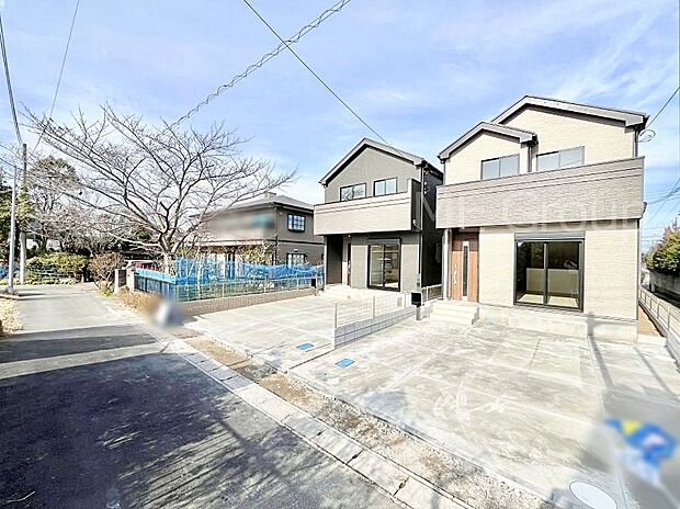 〜Exterior〜　前面道路：南 3.74m 公道　前面道路は閑静な住宅地をはしる車通りの少ない道路。駐車の出し入れもらくらくです！ご不明点・現地見学のご希望は、お気軽にお問い合わせください！