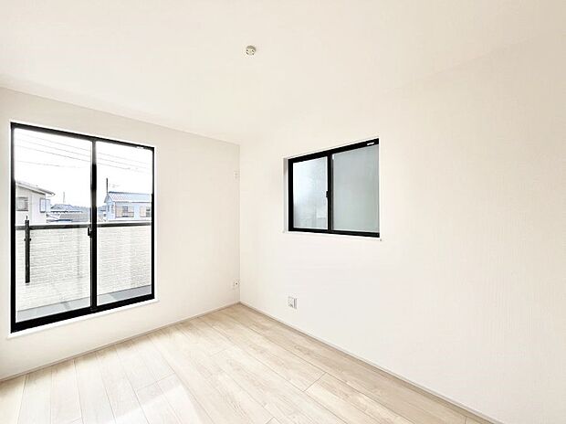 ◆B号棟◆〜Bed Room〜　2面採光を確保した明るい室内は、風通しも良く、大変居心地の良い空間となっております。爽やかな風を感じて起きる朝は、快適生活の始まりに！日当たりや通風がとても良い住まい♪