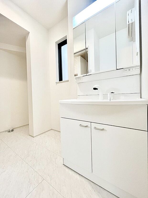 ◆B号棟◆〜Dressing Room〜 清潔感溢れる色合いで統一されていると、スッキリと整った印象をうけます。鏡の裏にはたっぷりと収納スペースを標準装備！ 水廻りは、シンプルかつ機能性を重視して。