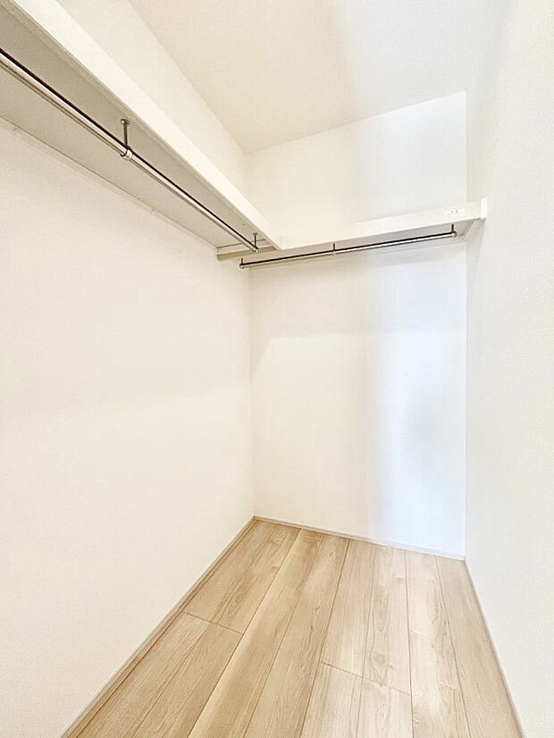◆B号棟◆〜Walk-in Closet〜　たくさんの洋服をかけてもシワになりにくいウォークインクローゼット。洋服以外にも、普段使わない家電やスーツケース、ストック品など何でも片付く嬉しい空間です。