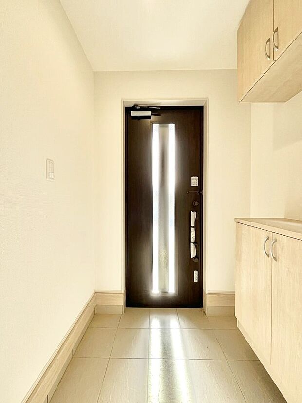 ◆A号棟◆〜Entrance〜　家の中でお客様を迎える最初の場所である玄関は、家の印象そのものです！豊富な玄関収納で、常に綺麗に保つことが出来ます♪玄関にはたっぷり収納の下駄箱を完備！