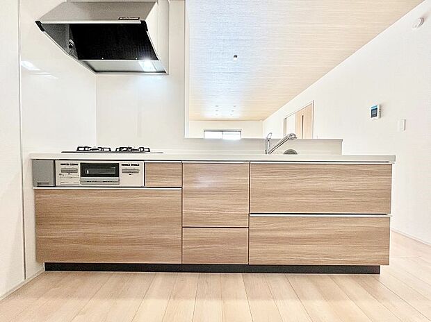 ◆A号棟◆〜Kitchen〜　広くて使いやすいキッチンなら家族でいっしょに料理をつくったり、後片付けも手間なくできちゃいます♪収納もたっぷりあるので、いつもすっきりと清潔な印象を保てます。