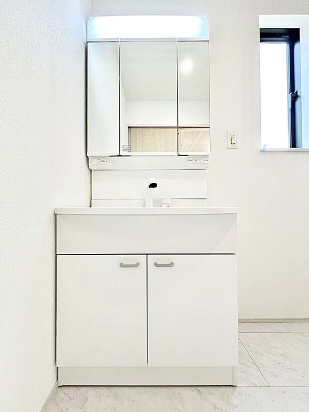 ◆A号棟◆〜Dressing Room〜　暗くなりがちな洗面所も窓があると採光と換気が可能なので気持ちよくお使い頂けます。三面鏡タイプの洗面台は鏡裏収納で散らかりがちな洗面所もスッキリ♪