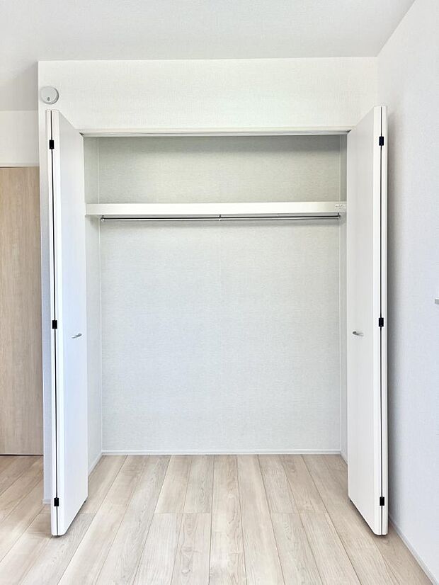 ◆A号棟◆〜Closet〜　壁面クローゼットがあればタンスを置く必要がなく、出っ張りのないスッキリ空間を維持できます。限られたスペースを有効に活用できそう。衣類や趣味の品などたっぷり収納出来ますね♪