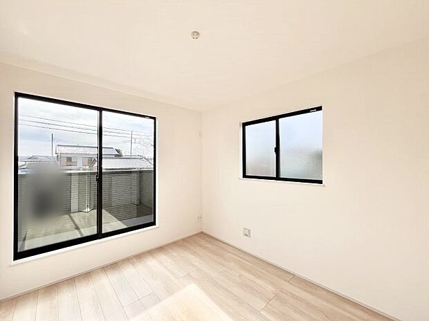 ◆A号棟◆〜Bed Room〜　2面採光を確保した明るい室内は、風通しも良く、大変居心地の良い空間となっております。爽やかな風を感じて起きる朝は、快適生活の始まりに！日当たりや通風がとても良い住まい♪