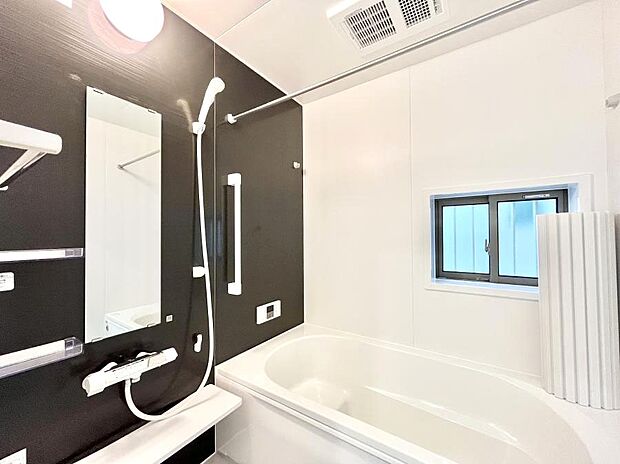 ◆A号棟◆~Bath Room~ 窓付きのバスルームは、採光もあり明るく気持ちの良い空間です。窓があることで、換気環境も良好。ゆったり寛げるバスルームで、毎日のバスタイムが楽しみになりそうです。