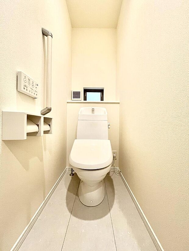◆A号棟◆~Toilet~ 清潔感のある水回り♪トイレはウォシュレット付きです◎トイレは毎日使わざるを得ないもの。いつも清潔を保ちたいですね。トイレが2ヶ所あるので朝の混雑時に便利です!