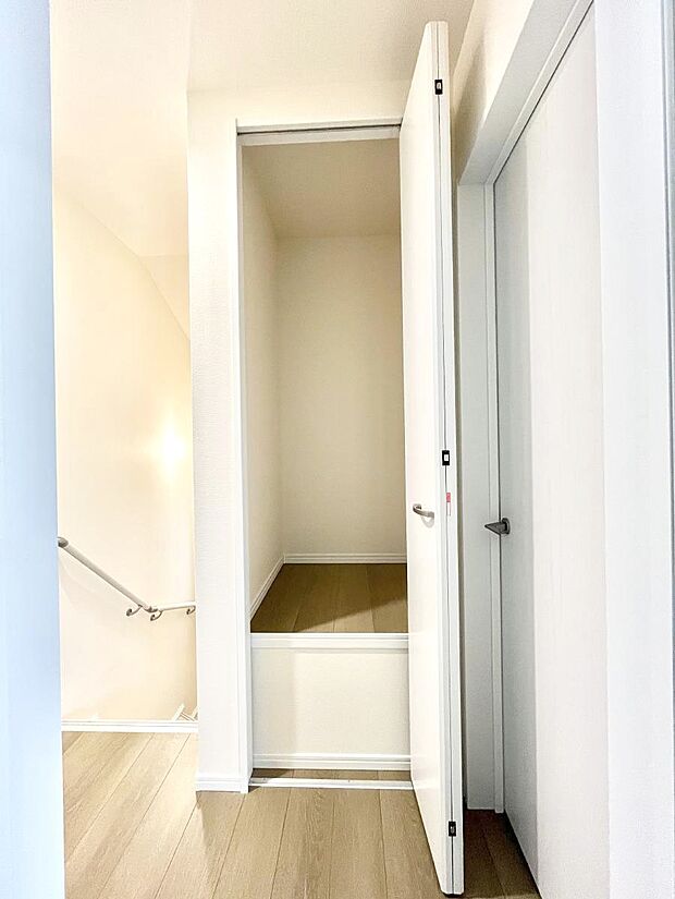 ◆A号棟◆廊下収納。掃除道具や季節の小物を収納することができます。