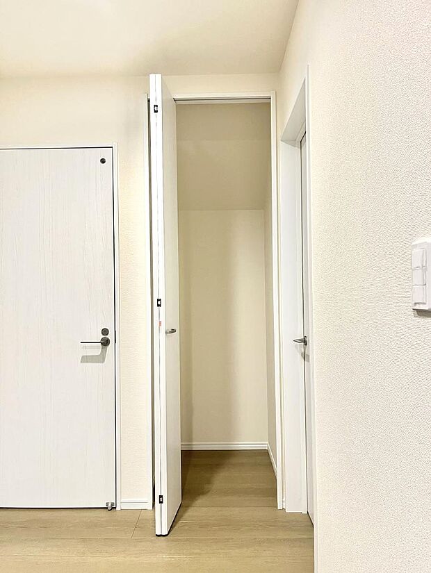 ◆A号棟◆玄関ホール収納です。掃除道具やお出かけ用グッズの収納に便利です。