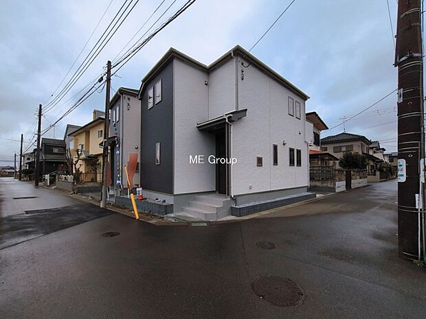 ~Exterior~ 前面道路:南西 4.63m 公道、北西 4m 公道 低層の一戸建てを中心とした街並みが整然と続き、周辺は高い建物が建っていないので、緑の多い閑静な趣を感じる環境です。