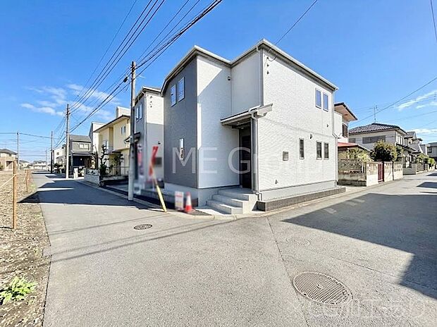 ~Exterior~ 前面道路:南西 4.63m 公道、北西 4m 公道 低層の一戸建てを中心とした街並みが整然と続き、周辺は高い建物が建っていないので、緑の多い閑静な趣を感じる環境です。