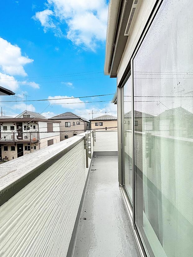 ◆A号棟◆~Balcony~ バルコニーは温かい陽がさしこみ、お布団や洗濯物を気持ちよく干すことができます。使いやすく開放的なバルコニーです♪陽ざしがたっぷり降り注ぐ、バルコニー付き住まい。