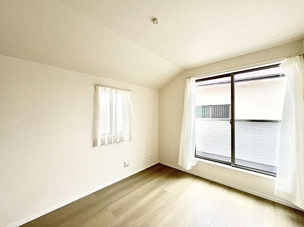 ◆A号棟◆~Bed Room~ 2面採光を確保した明るい室内は、風通しも良く、大変居心地の良い空間となっております。爽やかな風を感じて起きる朝は、快適生活の始まりに!日当たりがとても良い住まい♪