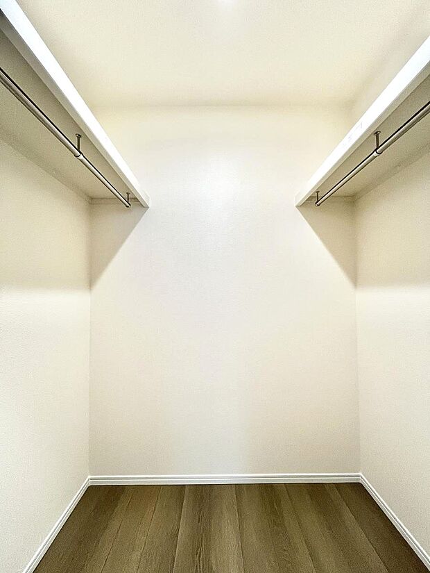 ◆A号棟◆~Walk-in Closet~ たくさんの洋服をかけてもシワになりにくいウォークインクローゼット。洋服以外にも、普段使わない家電やスーツケース、ストック品など何でも片付く嬉しい空間です。