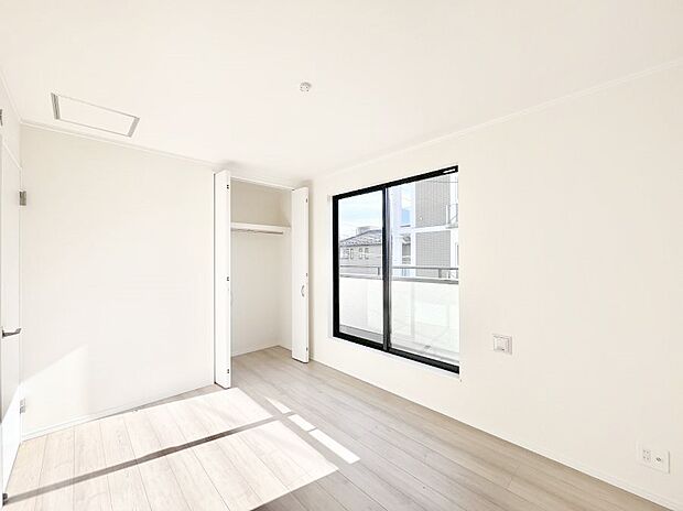 ◆C号棟◆〜Bed Room〜 全居室には収納クローゼットを完備！普段使いのお洋服や小物はもちろん、季節物のお洋服などもしっかりと整理整頓おしまい頂けます。 居室空間を広く使用できますね。