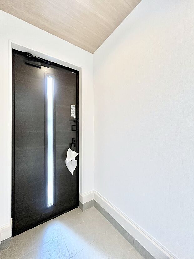◆2号棟◆〜Entrance〜　玄関は家の顔といわれますが我が家のセンスをさりげなく感じさせる魅力ある玄関造りも楽しみの一つ。帰宅する度に家族がほっとできる心地よい空間造りも大切ですね♪