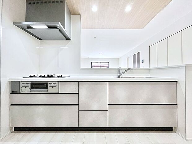 ◆2号棟◆〜Kitchen〜　広くて使いやすいキッチンなら家族でいっしょに料理をつくったり、後片付けも手間なくできちゃいます♪収納もたっぷりあるので、いつもすっきりと清潔な印象を保てます。