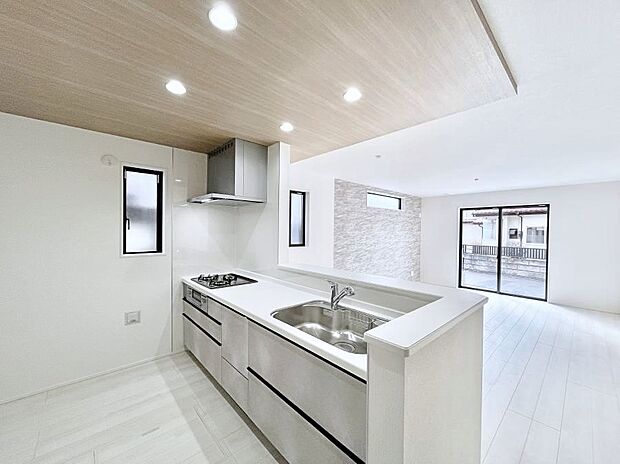 ◆2号棟◆~Kitchen~ 自然光が入る窓のあるキッチン☆毎日使う場所だからこそ、使い勝手を考慮しました。ゆったりとしたキッチンコーナーは質感豊かな仕上がりとなっております。