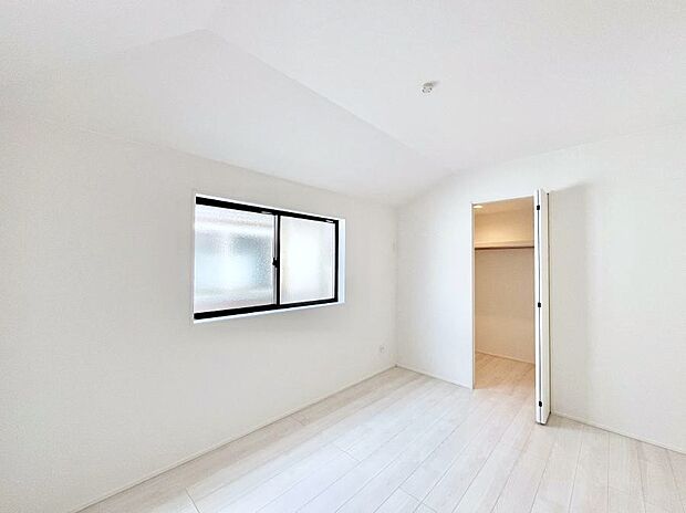 ◆2号棟◆~Bed Room~ 全居室には収納クローゼットを完備!普段使いのお洋服や小物はもちろん、季節物のお洋服などもしっかりと整理整頓おしまい頂けます。 居室空間を広く使用できますね。