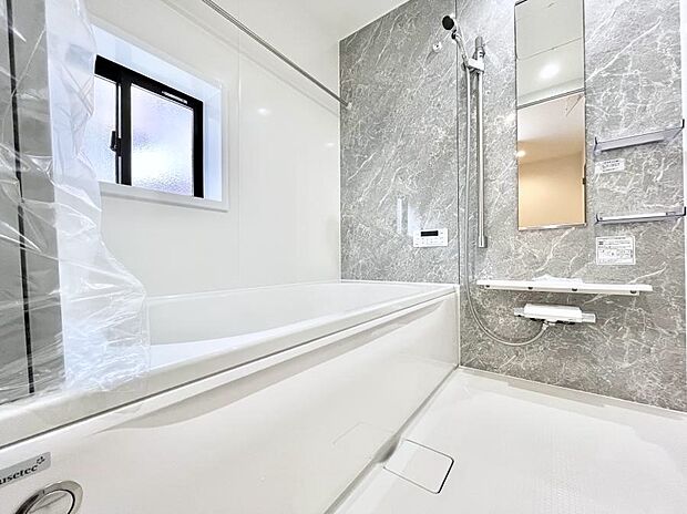 ◆2号棟◆〜Bath Room〜　ゆったりと足を伸ばして入浴することが可能！一日の疲れを癒す貴重なバスタイムです。十分な広さなので、リビングとは違った家族団欒のひと時をお楽しみいただけます。